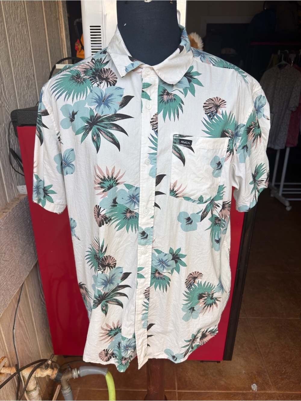 PreOwned RVCA Men's XL Floral Hawaiian Print Short Sleeve Button Up